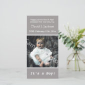 Ankündigung zur grauen Geburt eines Kindes. Fügen (Stehend Vorderseite)