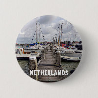 Anlegestelle mit Booten und Yachten in den Marken