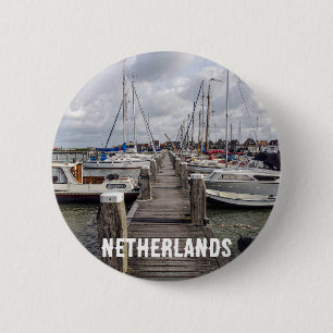 Anlegestelle mit Booten und Yachten in den Marken Button