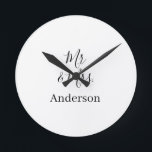 Anm & Frau geben Sie den Familiennamen Datum Jahr  Runde Wanduhr<br><div class="desc">Gestaltung</div>