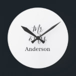 Anm & Frau geben Sie den Familiennamen Datum Jahr  Runde Wanduhr<br><div class="desc">Gestaltung</div>