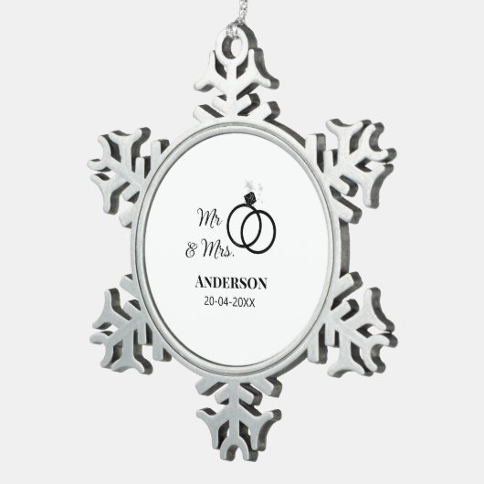 Anm & Frau geben Sie den Familiennamen Datum Jahr Schneeflocken Zinn-Ornament (Rechts)