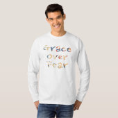 Anmut über Angst Männer T-Shirt (Vorne ganz)