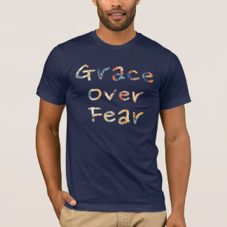 Anmut über Angst Männer T-Shirt