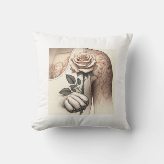Anmut und Kraft: Die Lioness und die Rose Tatto Kissen