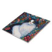Anmutige Tuxedo-Katze mit Wildblumen Fliese (Seite)