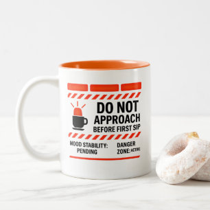 Annähern Sie sich nicht vor der Tasse des Kaffees 