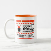 Annähern Sie sich nicht vor der Tasse des Kaffees  (Links)