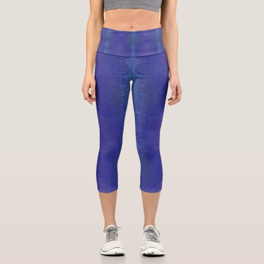 Annahme | Blue Indigo Violet Boho Medallions Capri Leggings (Vorderseite)