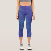 Annahme | Blue Indigo Violet Shibori Muster Capri Leggings (Vorderseite)
