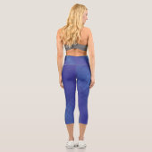 Annahme | Blue Indigo Violet Shibori Muster Capri Leggings (Rückseite)