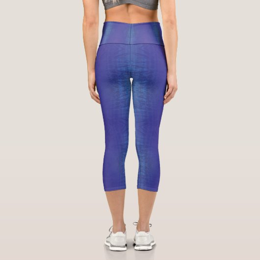 Annahme | Blue Indigo Violet Shibori Muster Capri Leggings (Rückseite)