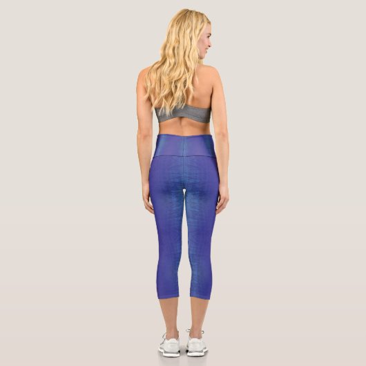 Annahme | Blue Indigo Violet Shibori Muster Capri Leggings (Rückseite)