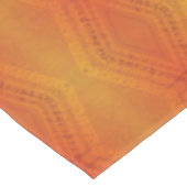 Annahme | Red Orange Yellow Shibori Muster Tischdecke (Schrägansicht)