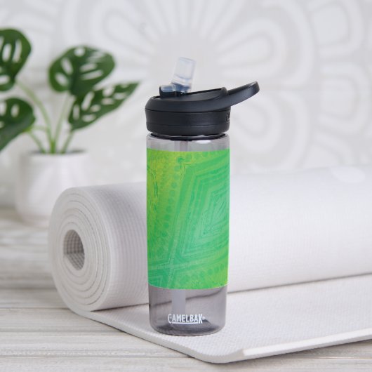 Annahme | Yellow Green Blue Shibori Muster Trinkflasche (Yoga)