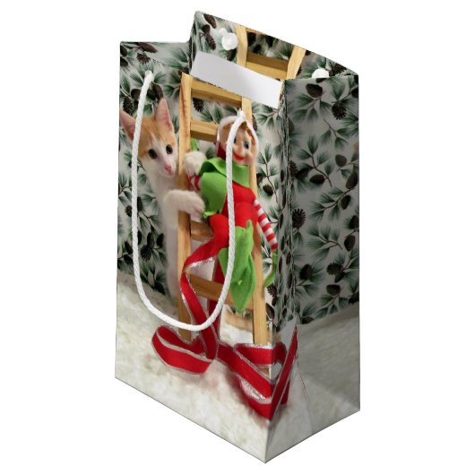 Annie and the Elf Christmas - Cat /Kitten Geschenk Kleine Geschenktüte (Vorderseite Schrägansicht)