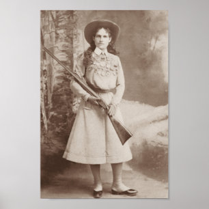Annie Oakley, der ein Gewehr - 1899 hält Poster