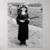 Annie Oakley Holding Rifle - 1922 Poster (Vorne)