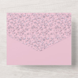 Anordnungen von weiß-rosa Perlen auf rosa Samt All In One Einladung