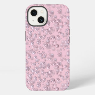 Anordnungen von weiß-rosa Perlen auf rosa Samt iPhone 13 Hülle