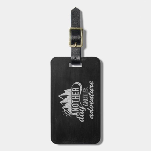 Another day another adventure gepäckanhänger (Vorderseite vertikal)