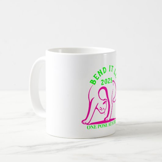 Anpassbare "Bend It Like 2025" Yoga Katze Kaffeetasse (Vorderseite Links)