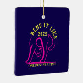 Anpassbare "Bend It Like 2025" Yoga Katze Keramikornament (Rechts)