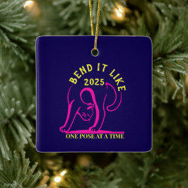 Anpassbare "Bend It Like 2025" Yoga Katze Keramikornament