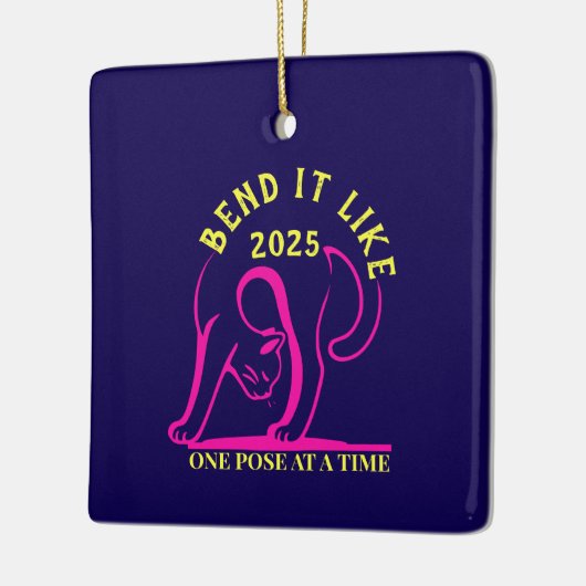 Anpassbare "Bend It Like 2025" Yoga Katze Keramikornament (Links)