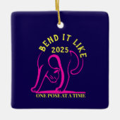Anpassbare "Bend It Like 2025" Yoga Katze Keramikornament (Vorderseite)