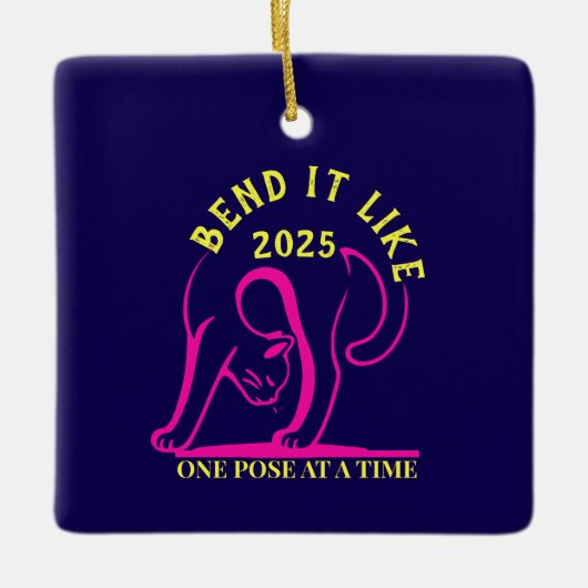 Anpassbare "Bend It Like 2025" Yoga Katze Keramikornament (Vorderseite)