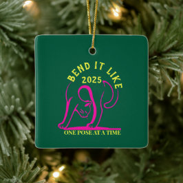 Anpassbare "Bend It Like 2025" Yoga Katze Keramikornament