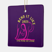 Anpassbare "Bend It Like 2025" Yoga Katze Keramikornament (Links)