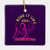 Anpassbare "Bend It Like 2025" Yoga Katze Keramikornament (Vorderseite)