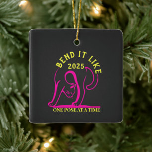 Anpassbare "Bend It Like 2025" Yoga Katze Keramikornament