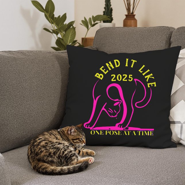 Anpassbare "Bend It Like 2025" Yoga Katze Kissen (Von Creator hochgeladen)