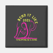 Anpassbare "Bend It Like 2025" Yoga Katze Magnet (Vorne)
