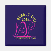 Anpassbare "Bend It Like 2025" Yoga Katze Magnet (Vorne)