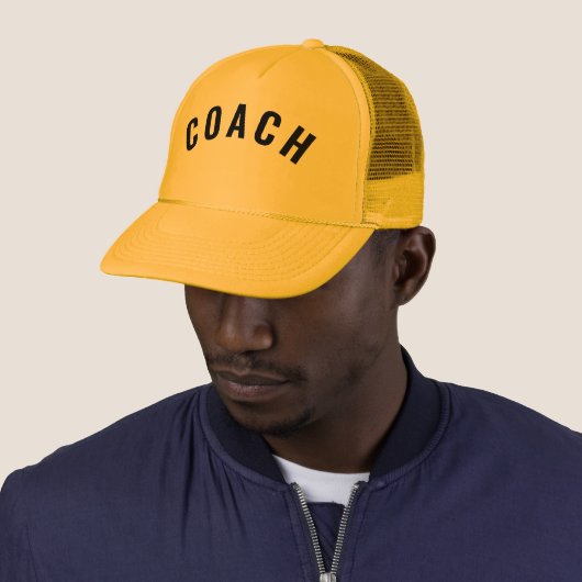 Anpassbare COACH-Textaussage Gelb Truckerkappe (Beispiel)