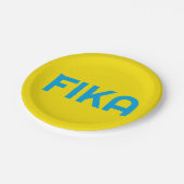 Anpassbare FIKA Fett gelb und blau Pappteller (Schrägansicht)