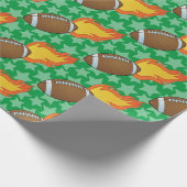 Anpassbare flammende Fußballer Geschenkpapier (Ecke)