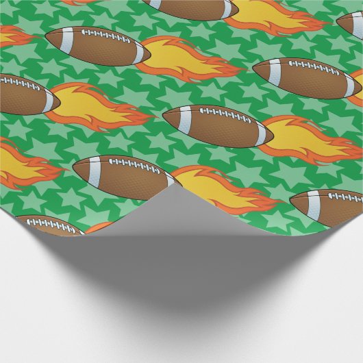 Anpassbare flammende Fußballer Geschenkpapier (Ecke)