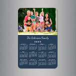 Anpassbare Foto Name Navy Blue 2025 Calendar Magnet<br><div class="desc">Personalisieren Sie einen 2025 Kalender Magneten mit den Menschen, die Sie Liebe. Ersetzen Sie das Beispiel-Foto und den Namen durch Ihren eigenen in der Sidebar. Der benutzerdefinierte Text befindet sich in einem modernen Schriftart mit weißem Skript. Unten ist ein kleiner weißer Kalender auf marineblau Hintergrund. Macht ein großartiges kleine Geschenk....</div>