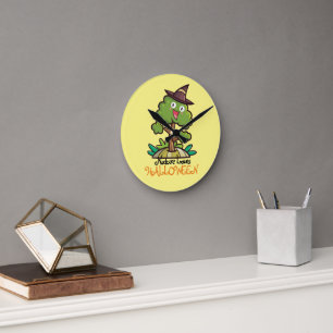 Anpassbare Halloween-Hexenbaum Runde Wanduhr