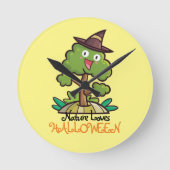 Anpassbare Halloween-Hexenbaum Runde Wanduhr (Vorderseite)