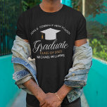 Anpassbare High School Abschluss Black T-Shirt<br><div class="desc">Dieser moderne T - Shirt für Senioren- mit eigenem Fachabschluss zeichnet sich durch eine schicke schwarze Typografie aus, die unter dem Namen High School oder Uni für die Klasse von 2025 steht. Passen Sie mit Ihrem Namen und Jahr unter der schönen Kalligrafie für einen großen Abschluss-Sake-Tee an. Sake Geschenk für...</div>