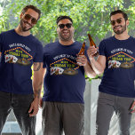 Anpassbare Las Vegas Trip Casino Bachelor T-Shirt<br><div class="desc">Passen Sie Ihre eigenen Bachelor Partytrip T - Shirt für einen Aufenthalt in Las Vegas an. Ein cooler T - Shirt mit Spielcasino-Heftklammern wie ein Kartenspiel,  Poker-Chips und Roulette-Rad mit Vegas Trip in gelben Schrift. Spielerisches T-Shirts für Ihre ganze Gruppe.</div>