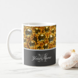 Anpassbare Monogram mit goldenen Weihnachtsbällen! Kaffeetasse