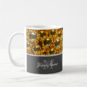 Anpassbare Monogram mit goldenen Weihnachtsbällen! Kaffeetasse (Links)