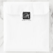 Anpassbare Monogramm M-Hochzeitsticker Schwarz Runder Aufkleber (Tasche)